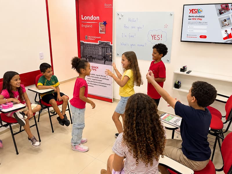 Adolescente jovem usando óculos